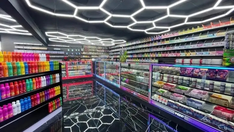 为什么店铺商品展示柜需要内置幻彩氛围灯？